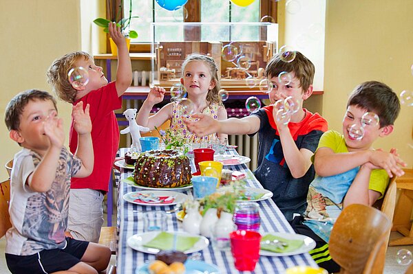 Kinder am Tisch